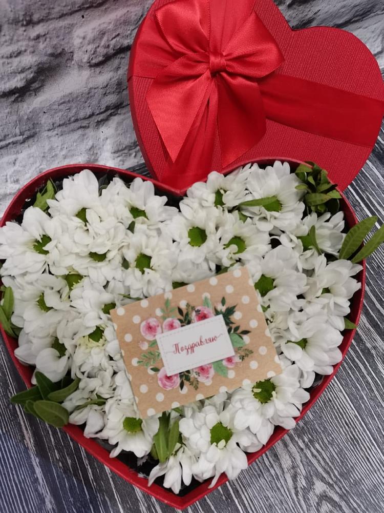 Цветочная композиция из Хризантемы в виде сердца в Ильинское